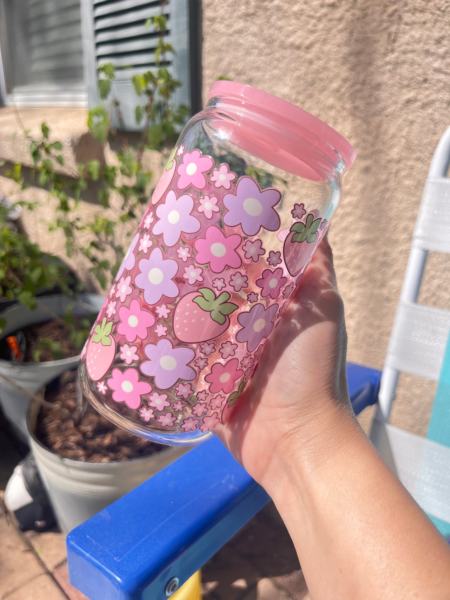 Berries and daisies glass cup