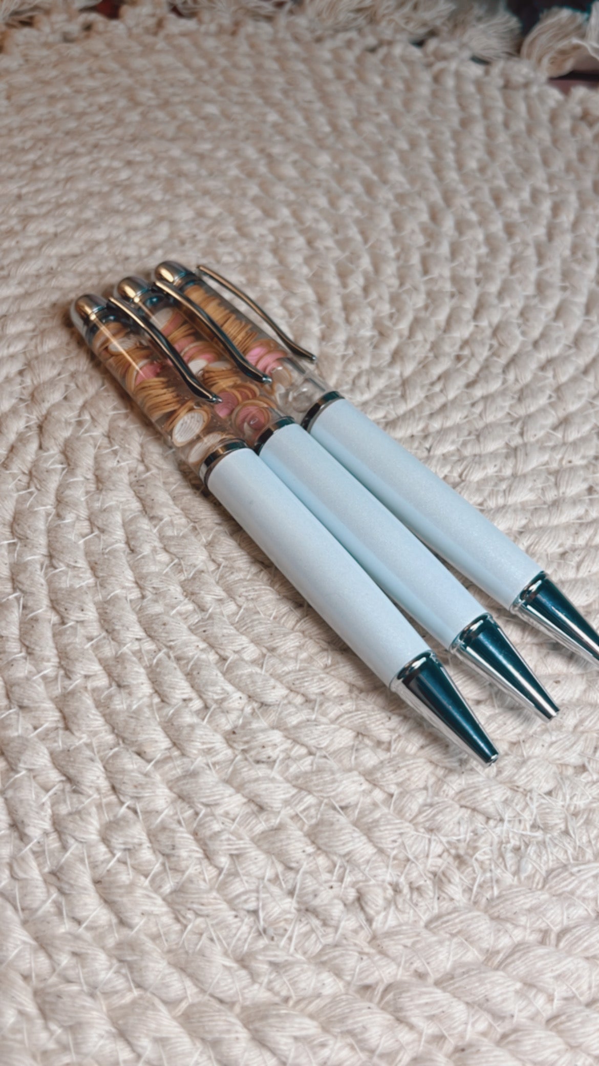 Concha snowglobe twist pen (white)