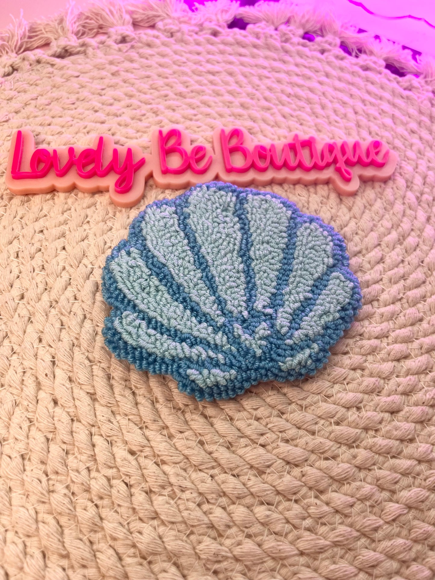 Blue sea shell mug rug