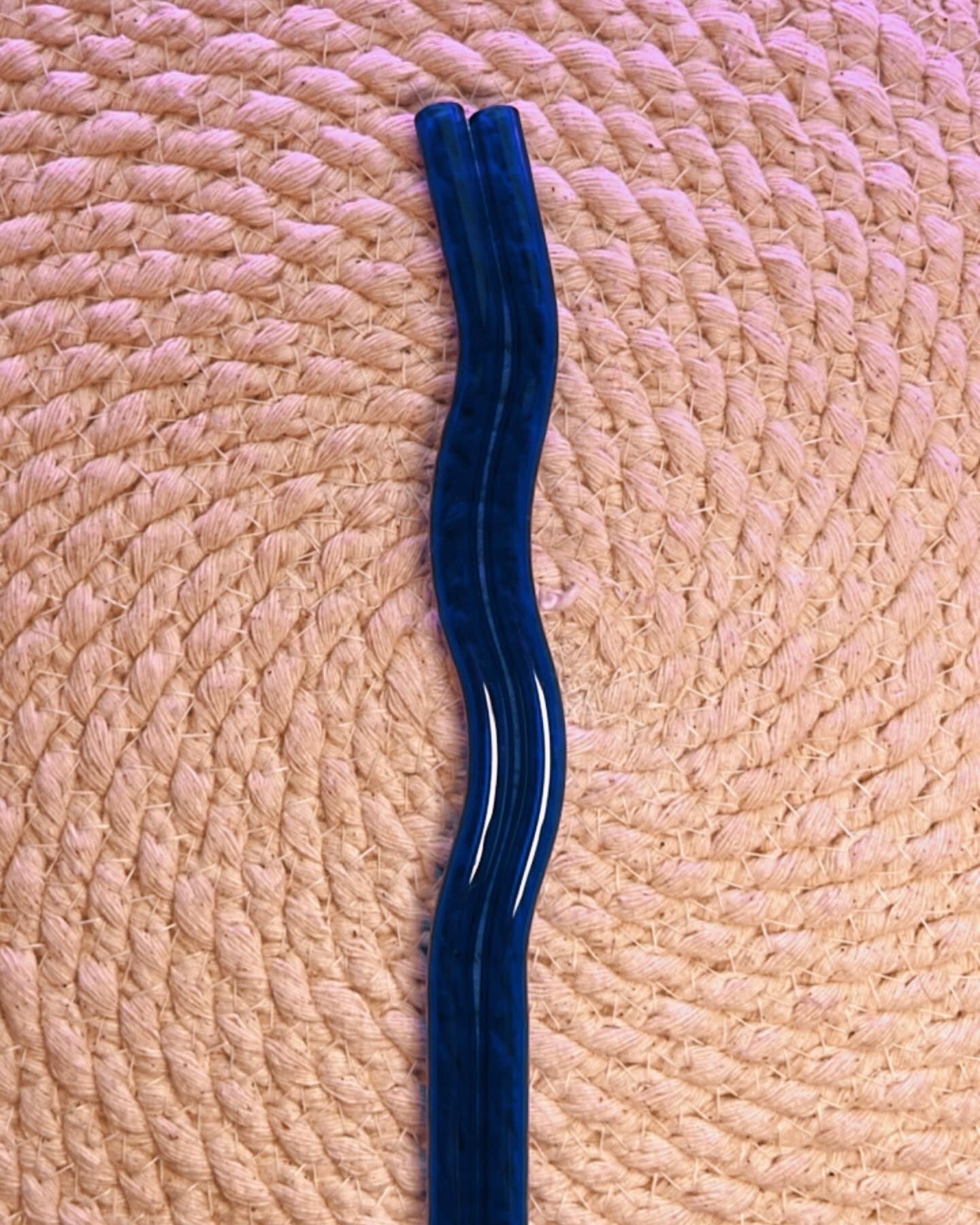 Dark colored assorted wavy glass straws