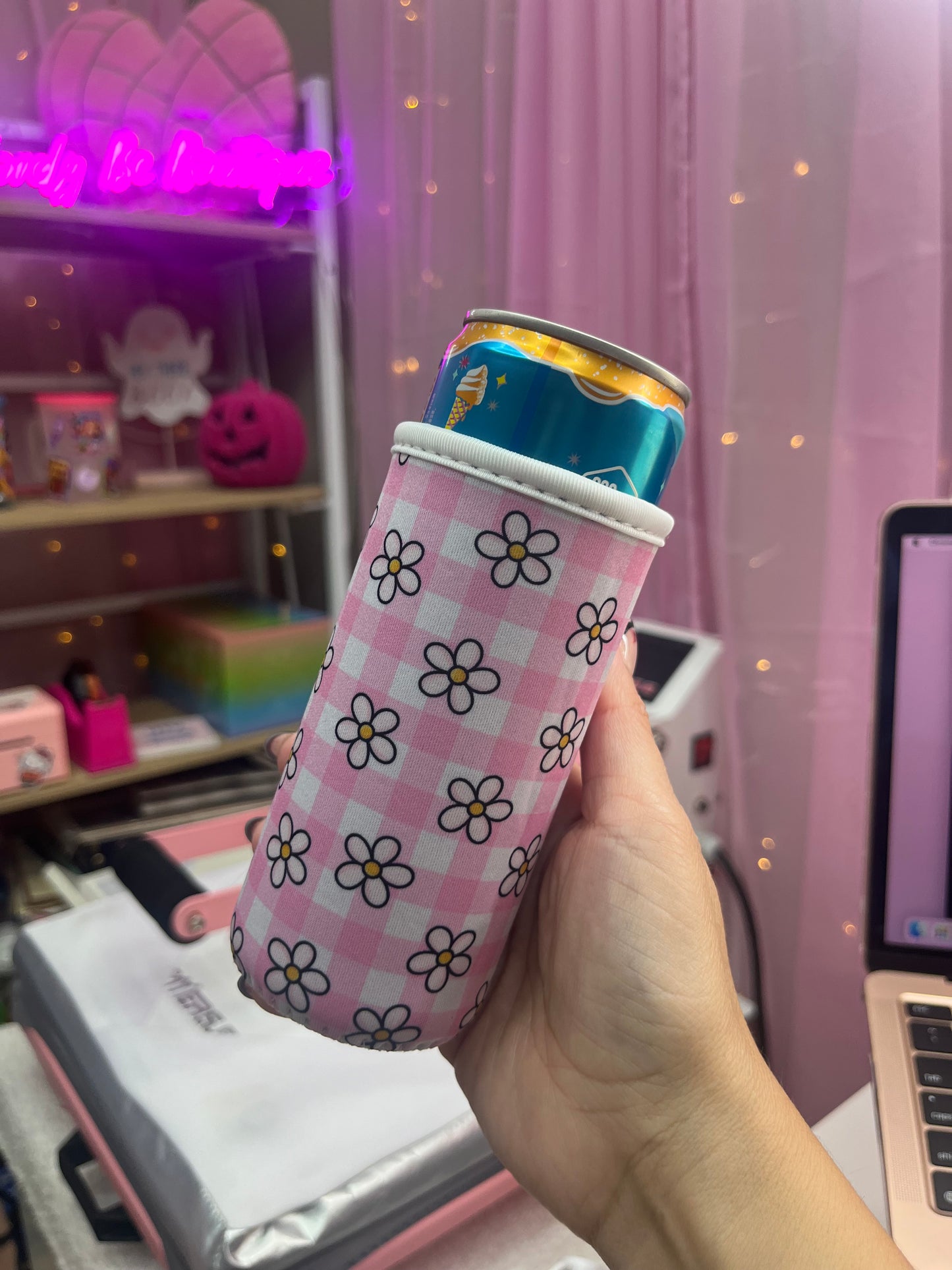 Pink checkered daisies slim can sleeve