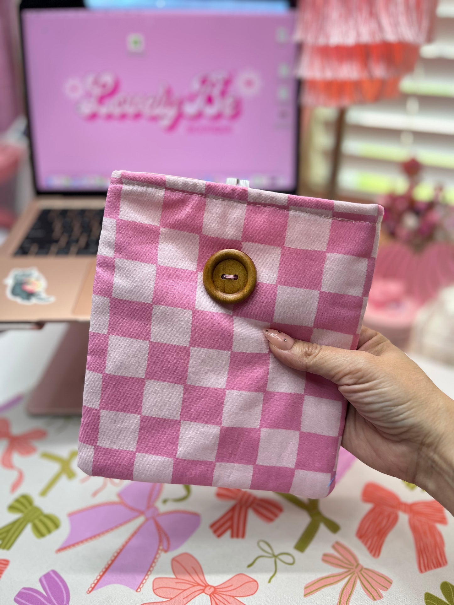 Pink checkered kindle sleeve