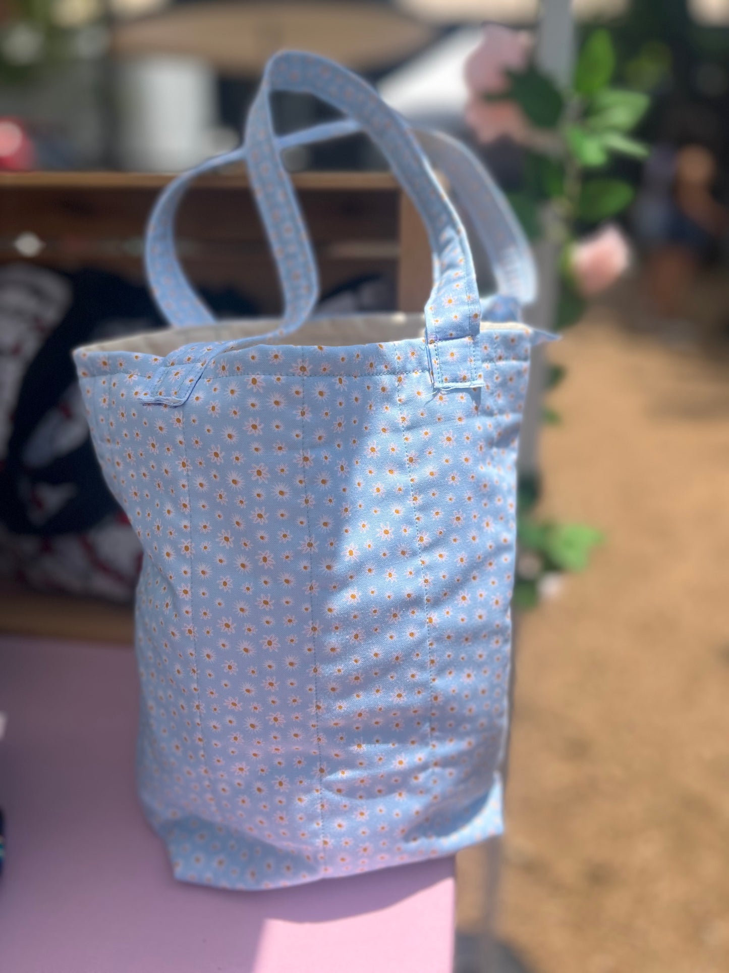 Small white daisy bucket tote