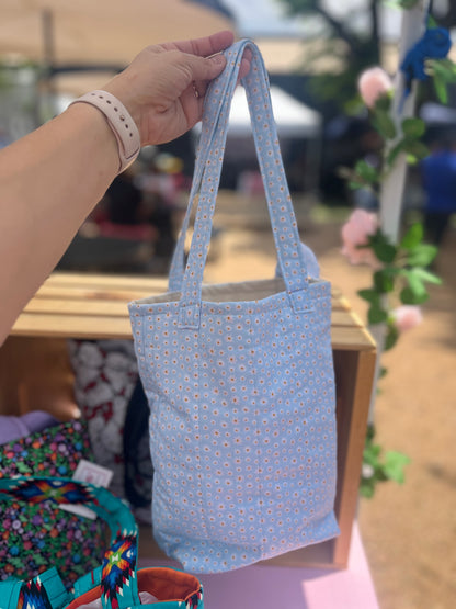 Small white daisy bucket tote