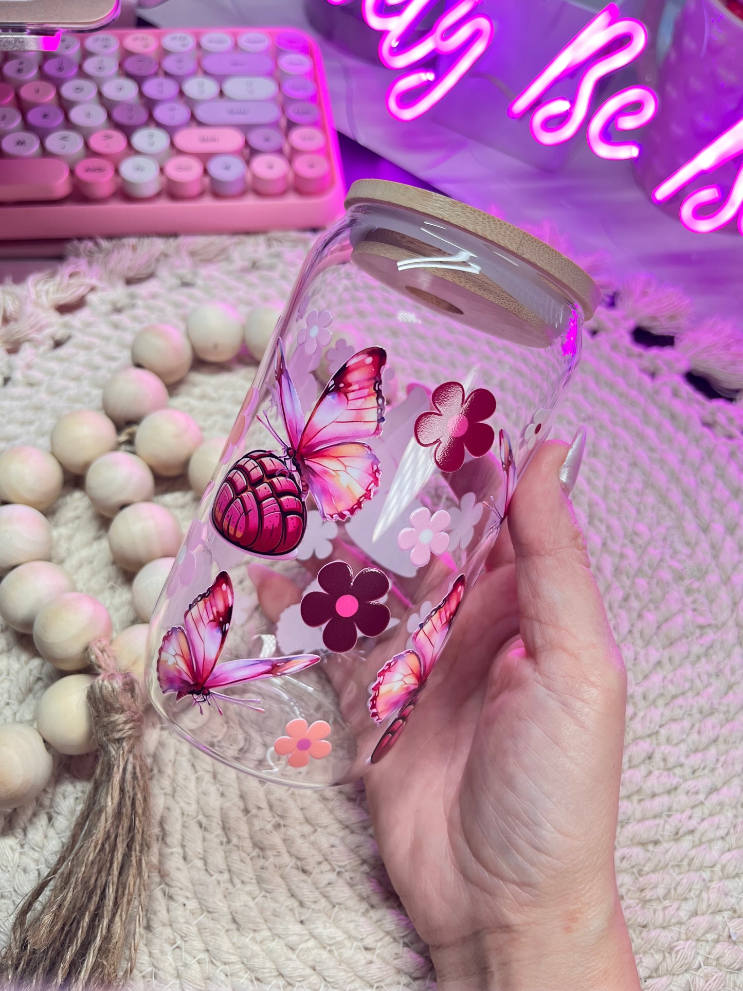 Concha and butterflies glass cup