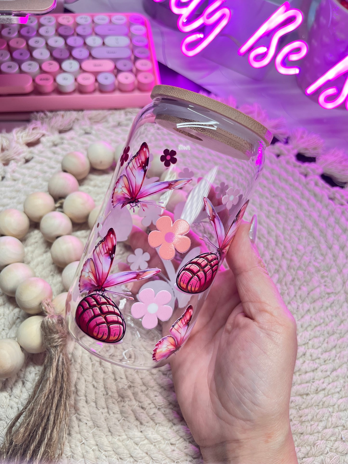 Concha and butterflies glass cup